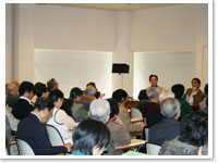 特別企画での井上教授、小松教授と一般参加者との歓談