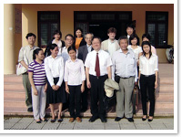 フエ外国語大学日本言語文化学科との集合写真