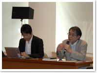 発表会での小松教授、山田准教授（右から）