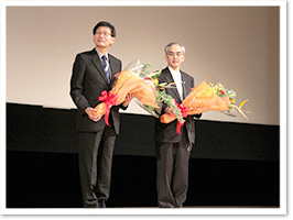 花束を贈られた戸部教授（左）と白幡教授（右）