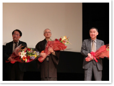 花束を贈られた笠谷教授（左）、末木教授（中央）、早川教授（右）