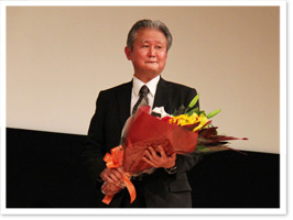 花束を贈呈された光田准教授