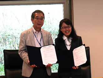 署名後の早津研究院長（右）と小松所長（左）