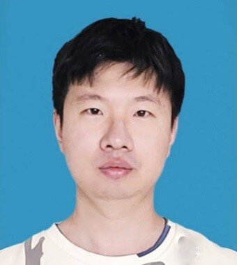研究者の顔画像