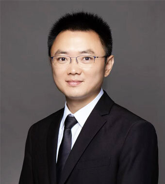 研究者の顔画像