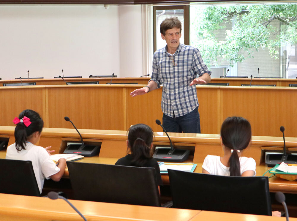 桂坂小学校の児童が日文研を訪問したときの様子