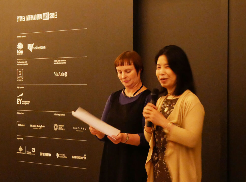 美術館後援者のための発表、安井眞奈美とメラニー・イーストバーン