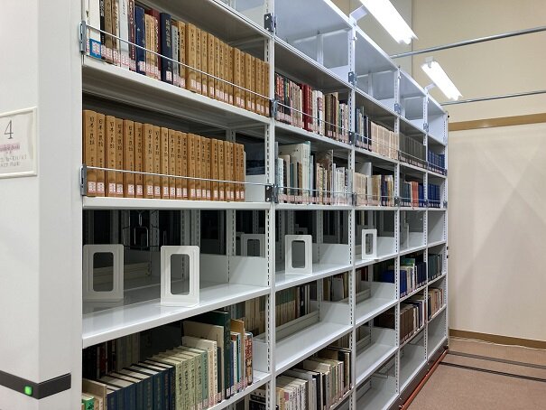 外書館2階に移動した文学作品分野