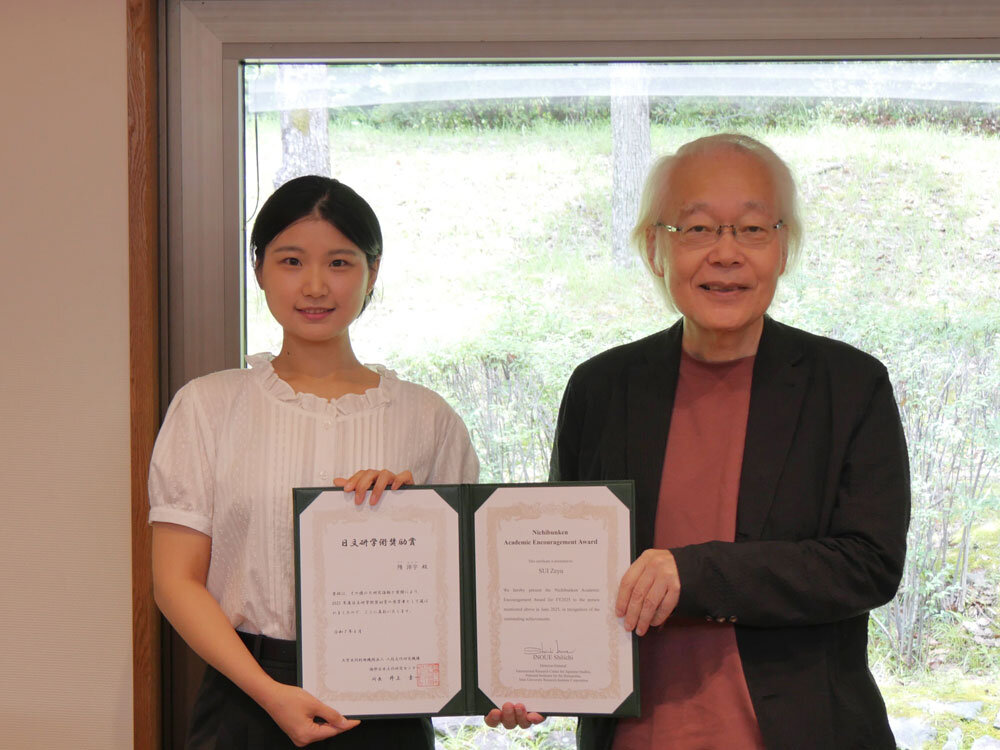 受賞者の隋 泽宇氏と井上所長